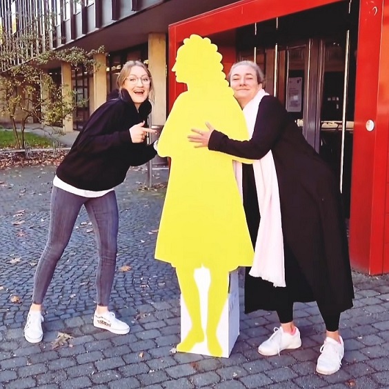 Christine und Jenni mit Leibniz